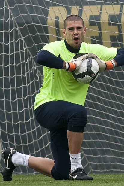 Víctor Valdés ataja un balón durante un entrenamiento de la temporada pasada.