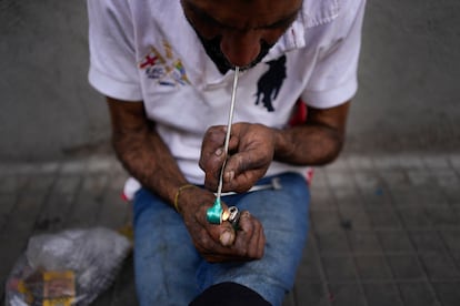 Un hombre fuma crack dentro de Cracol?ndia, en el centro de S?o Paulo, Brasil, en diciembre de 2022.