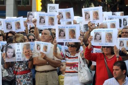 Asistentes a la manifestaci&oacute;n, celebrada este domingo en Huelva, en apoyo a la familia de los dos ni&ntilde;os desaparecidos en C&oacute;rdoba hace ocho d&iacute;as.