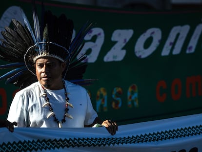 Integrantes de pueblos indígenas y organizaciones vinculadas a movimientos indígenas se manifiestan en el centro de Manaos, Amazonas (Brasil).