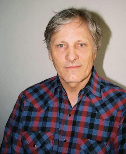 Viggo Mortensen estrena el 10 de mayo Hasta el fin del mundo, película en la que actúa y que dirige a partir de un guion suyo. En estas páginas es retratado en la Fundación Juan March de Madrid.