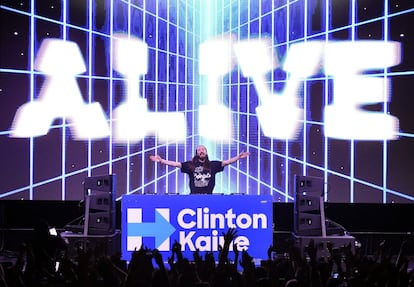 El DJ Steve Aoki, en un acto a favor de Clinton en Las Vegas el 3 de noviembre. En el mitin participó Bill, el marido de la candidata.