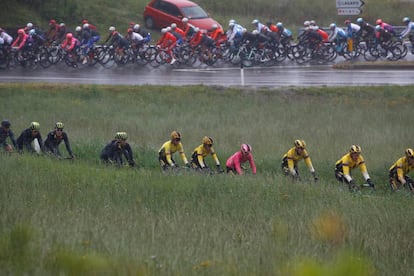 Roglic, de rosa, rodeado por sus compañeros al frente del pelotón del Giro.