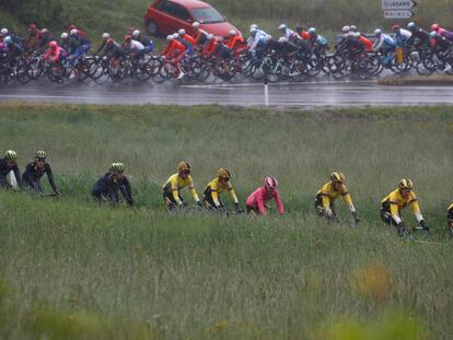 Roglic, de rosa, rodeado por sus compañeros al frente del pelotón del Giro.