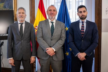 El ministro de Interior, Fernando Grande-Marlaska (a la izquierda), junto al general de la Guardia Civil Javier Marín, y el secretario de Estado de Seguridad, Rafael Pérez, este miércoles, en el nombramiento de Marín como responsable del Centro de Inteligencia contra el Terrorismo y el Crimen Organizado (CITCO).