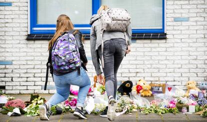 Estudiantes dejan flores y velas en la escuela Oostwende, en honor a Savannah Dekker, una de las dos niñas de 14 años cuyos cuerpos fueron localizados.