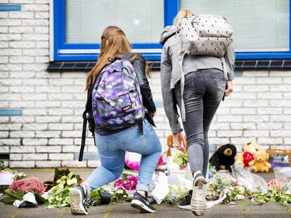 Estudiantes dejan flores y velas en la escuela Oostwende, en honor a Savannah Dekker, una de las dos niñas de 14 años cuyos cuerpos fueron localizados.