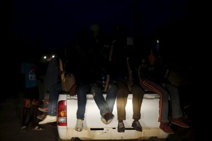 Las luces de un vehículo iluminan las piernas de los migrantes sentados en la parte trasera de un camión que atraviesa una polvorienta carretera rumbo al desierto. Es noche cerrada, atrás ha quedado la ciudad de Agadez.