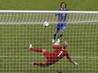 El penalti de Pirlo ante Hart.