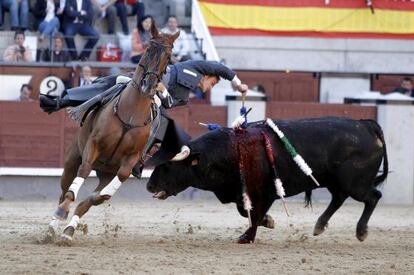 El rejoneador Martín Burgos, en el toro al que cortó una oreja.