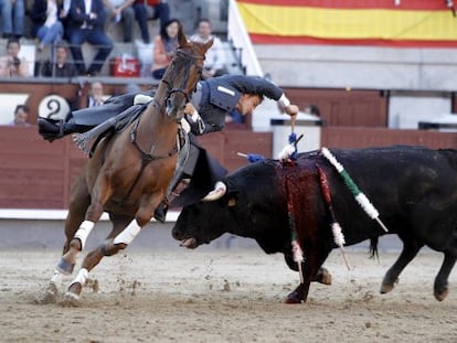 El rejoneador Martín Burgos, en el toro al que cortó una oreja.