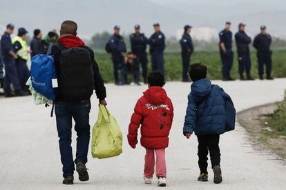 Los refugiados recogen sus pertenencias durante la operación que ha iniciado hoy la policía griega de desalojo del campamento improvisado de Idomeni.