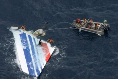 Marineros brasileños encuentran una pieza del avión siniestrado de Air France en junio de 2009.