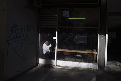 Un barbero en Atenas, a la espera de clientes.