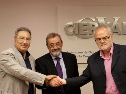 José Vicente González (Cierval), flanqueado por Paco Molina (CC OO) y Conrado Hernández (UGT).