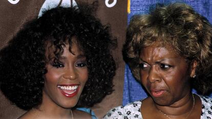 Whitney Houston y su madre, Cissy, en Nueva York en 1988.