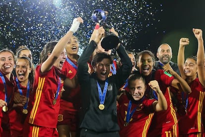 La selección femenina sub 17 celebra el Mundial de Montevideo.