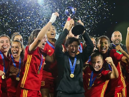 La selección femenina sub 17 celebra el Mundial de Montevideo.