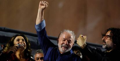 Lula Da Silva celebra el domingo por la noche la victoria en las elecciones brasileñas.