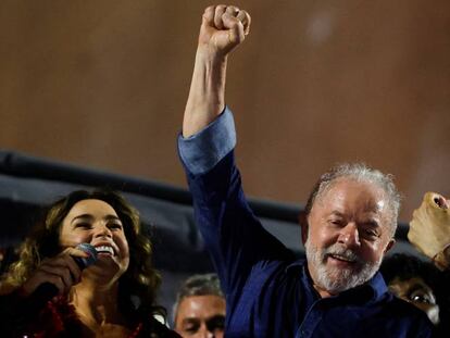 Lula Da Silva celebra el domingo por la noche la victoria en las elecciones brasileñas.