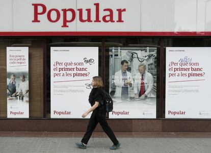 Una mujer pasa ante una oficina del Banco Popular en el Paseo de Gracia esquina con la calle Aragón de Barcelona. EFE/Archivo