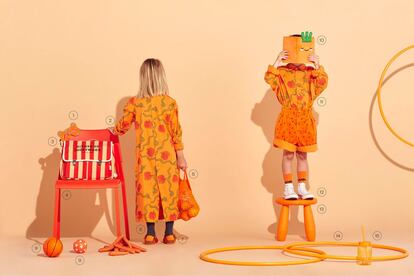 <b>1.</b> Antifaz de fieltro de tigre de La Central (conjunto completo, 12 euros). <b>2.</b> Vestido con estampado de manzanas y serpientes de The Animals Observatory.95 euros. <b>3.</b> Mochila retro de rayas de Tinycottons. 56 euros. <b>4.</b> Silla Teodores naranja, de Ikea. 20 euros. <b>5.</b> Bolsa de red de Filt. 14 euros (a la venta en Circo Kids). <b>6.</b> Leotardos de Bellerose. 28 euros. <b>7.</b> Zuecos con cara de tigrede Birkenstock.60 euros. <b>8.</b> Pelota de goma de baloncesto de Hema.3 euros. <b>9.</b> Pelota de corazones de Bonton. Juego de tres pelotas, 15 euros. <b>10.</b> Libreta de peluche con forma de zanahoria de Flying Tiger. 4 euros. <b>11.</b> Camisa con estampado de manzanas y serpientes (100 euros), bermudas de terciopelo (95 euros) y calcetines (22 euros), todo de TheAnimals Observatory. <b>12.</b> Zapatillas Classic Chuck Taylor All Star, deConverse. 50 euros. <b>13.</b> Taburete Mammut,de Ikea. 6 euros. <b>14.</b> Aro de gimnasia de Decathlon. 5,99 euros. <b>15.</b> Vaso con pajita transparente de Zara Home. 5,90 euros.