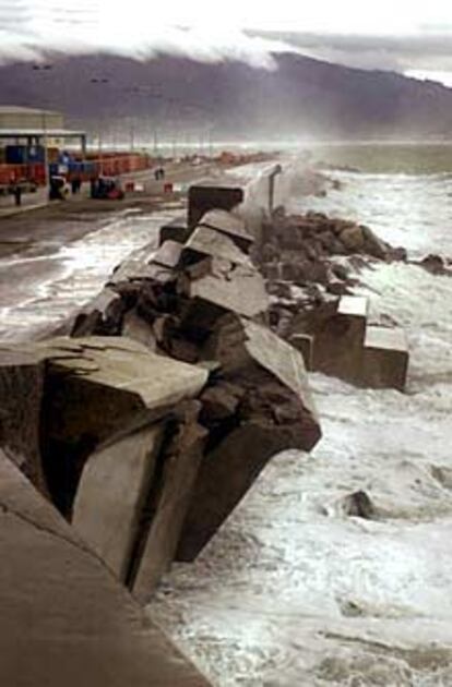 El puerto de Castellón no ha soportado la terrible embestida del mar. Olas de hasta nueve metros abrieron la noche del jueves en canal un dique supuestamente construido para parar el efecto de las aguas y asegurar el amarre de buques de gran tonelaje. El muelle de Levante ha quedado, tras el temporal marítimo de los últimos dos días, inservible. Unos 40 metros de su estructura se han venido abajo y la escollera deberá ser completamente reparada. El coste, según la Autoridad Portuaria, será al menos de 1.000 millones de pesetas.