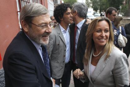 Jaime Lissavetzky y Trinidad Jiménez, ayer en Madrid. Detrás, a la izquierda, Pedro Zerolo.