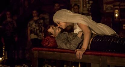 Virginia Esteban y Ricardo Martín, en un ensayo de 'Los amantes' el sábado en la iglesia de San Pedro.