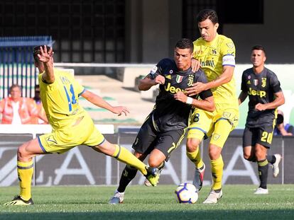 Bani y Radovanovic tratan de detener a Cristiano.