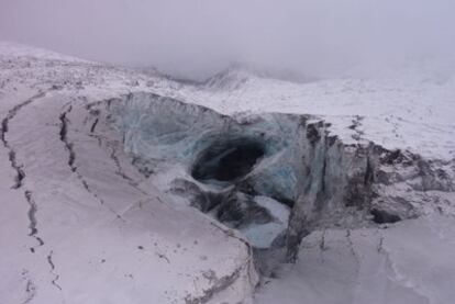 Cuevas formadas bajo el glaciar.