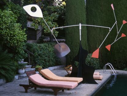 Móvil 'La Colombe d'Or' de Alexander Calder en el hotel homónimo en Saint-Paul-de-Vence, Francia.