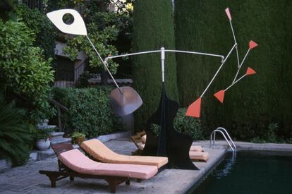 Móvil 'La Colombe d'Or' de Alexander Calder en el hotel homónimo en Saint-Paul-de-Vence, Francia.