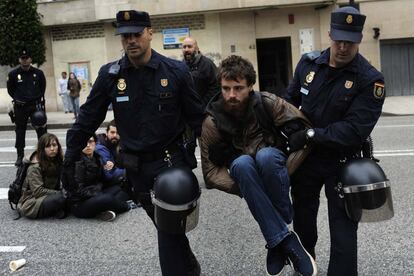 La policía desaloja a un activista en Oviedo.
