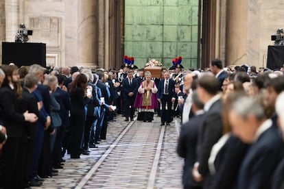 El féretro del ex primer ministro italiano es trasladado al interior del Duomo milanés. 