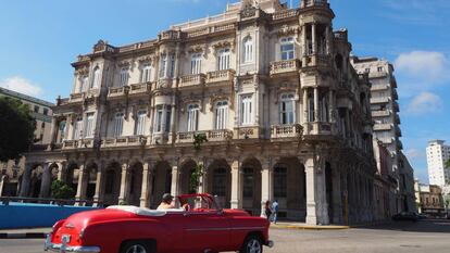 El histórico edificio de la embajada de España en La Habana, en la calle Zulueta, muy cerca del Malecón.