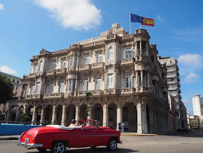 El histórico edificio de la embajada de España en La Habana, en la calle Zulueta, muy cerca del Malecón.