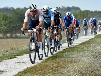 Van der Poel a la cabeza del grupo principal durante la primera edición del Mundial de Gravel, en Veneto este domingo