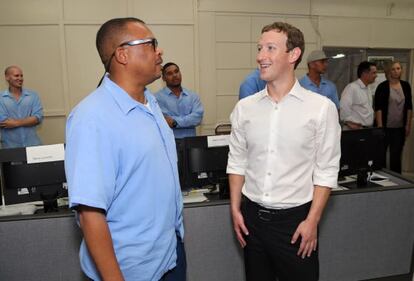 Mark Zuckerberg en una imagen publicada en su Facebook de su visita a la prisión.