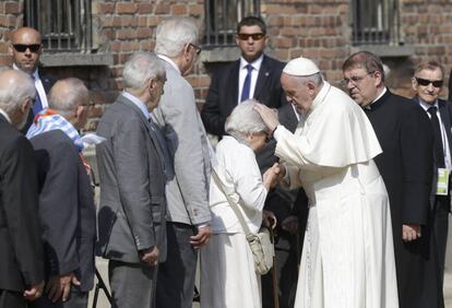 Francisco se reunirá con diez supervivientes de Auschwitz, entre ellos una mujer de 101 años que estos días acoge en su casa a un joven llegado a Polonia para la Jornada Mundial de la Juventud (JMJ).