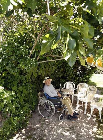 El periodista y escritor Manuel Leguineche (Arrazua, Vizcaya, 1941), en el jardín de su casa en Brihuega (Guadalajara).