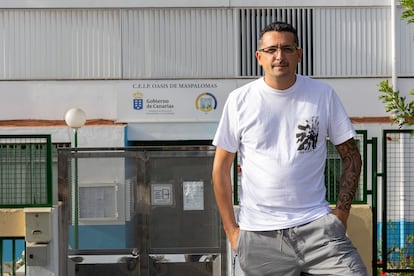 Yeray, trabajador de la hostelería, frente a un colegio de Maspalomas (Gran Canaria).