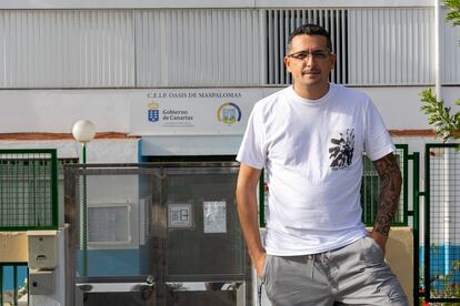 Yeray, trabajador de la hostelería, frente a un colegio de Maspalomas (Gran Canaria).