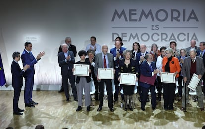 A la izquierda, el ministro de la Presidencia, Félix Bolaños, y el presidente del Gobierno, Pedro Sánchez, aplauden durante el acto celebrado en Madrid este lunes con motivo del "Día del Recuerdo y Homenaje a todas las víctimas del golpe militar, la guerra y la dictadura".