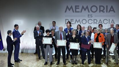 A la izquierda, el ministro de la Presidencia, Félix Bolaños, y el presidente del Gobierno, Pedro Sánchez, aplauden durante el acto celebrado en Madrid este lunes con motivo del "Día del Recuerdo y Homenaje a todas las víctimas del golpe militar, la guerra y la dictadura".