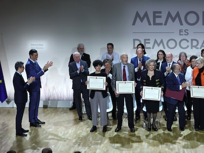 A la izquierda, el ministro de la Presidencia, Félix Bolaños, y el presidente del Gobierno, Pedro Sánchez, aplauden durante el acto celebrado en Madrid este lunes con motivo del "Día del Recuerdo y Homenaje a todas las víctimas del golpe militar, la guerra y la dictadura".