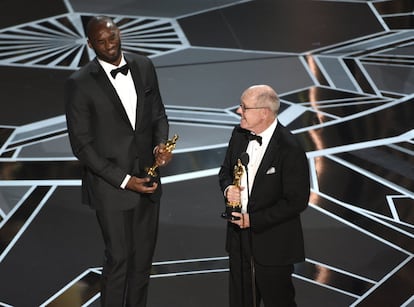 Kobe Bryant (izquierda) y Glen Keane recogen el Oscar a mejor cortometraje animado por 'Dear basketball'.