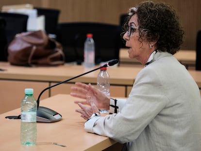 La exalcadesa de Arrecife Isabel Déniz contesta a su abogado durante el juicio por la trama de corrupción en el Ayuntamiento lanzaroteño, el 15 de septiembre en Las Palmas.