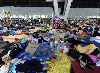 Manifestantes antigubernamentales duermen en el aeropuerto internacional de Bangkok.