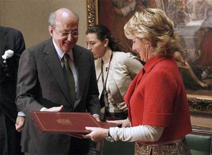Esperanza Aguirre y Plácido Arango firman un convenio para organizar tres exposiciones temporales.